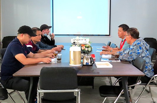 Zhengzhou Science and Technology Bureau Director Hu with Russian businessmen to the factory inspection